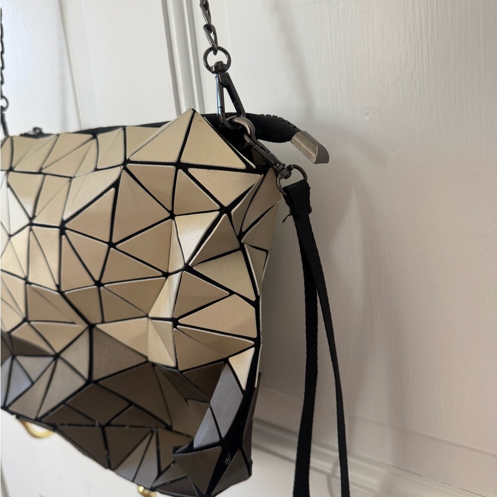 Emelio Pepe Geometric Metallic Beige Crossbody Bag with Chain Strap - Picture 3 of 5